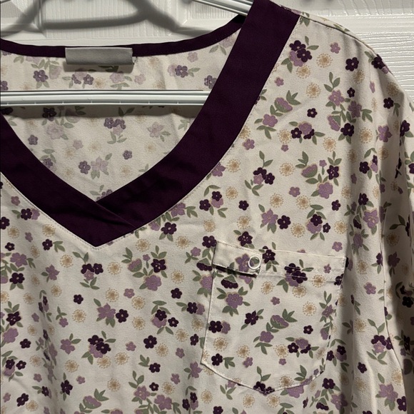 Uniform Advantage Plus Ditsy Floral Scrub Top. Size 3x. - Picture 3 of 5